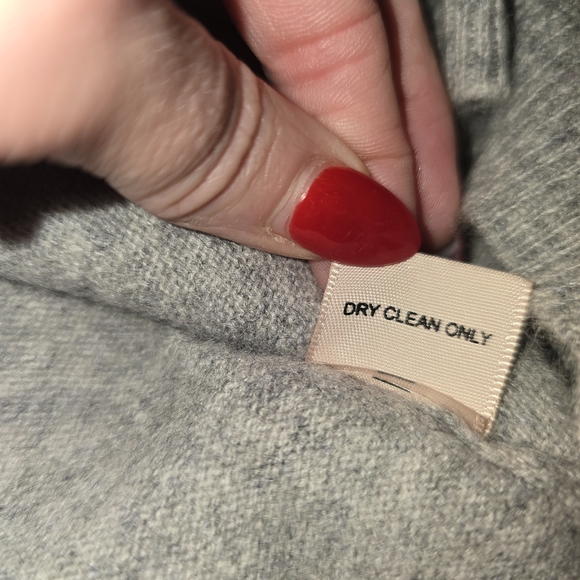 Philosophy 100% Cashmere Gray Sweater with Pink LOVE Design - Picture 4 of 4